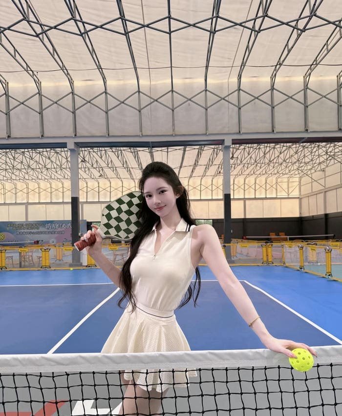 ảnh gái xinh chơi pickleball thi đấu nhẹ