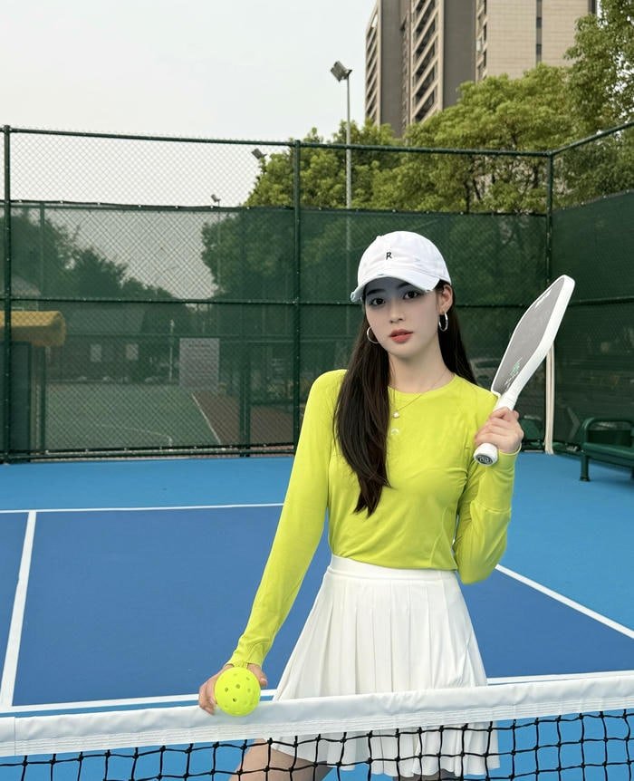 ảnh gái xinh chơi pickleball toàn thân