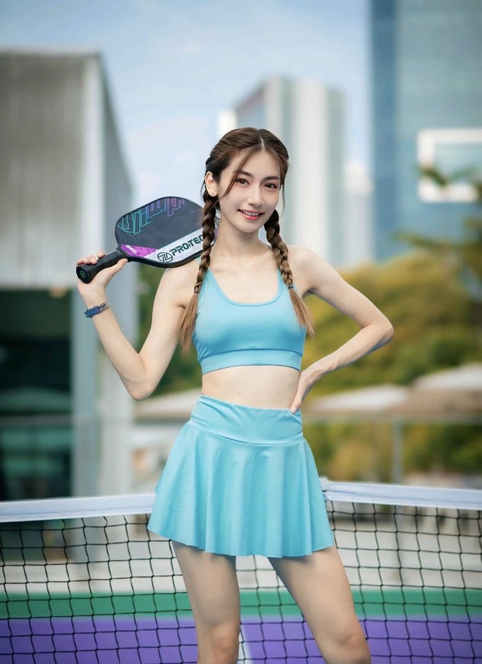 ảnh gái xinh chơi pickleball trang phục đẹp