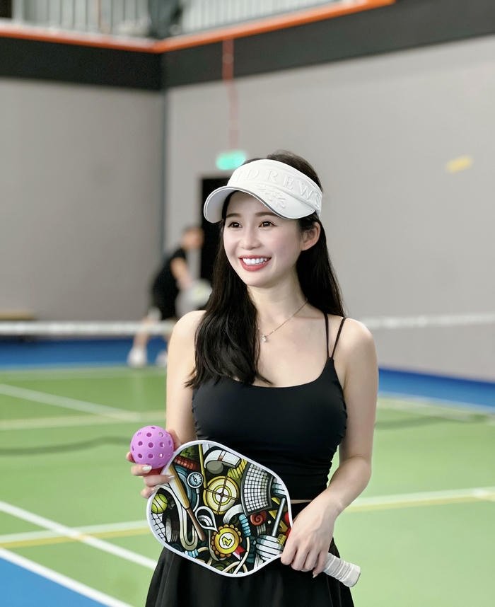 ảnh gái xinh chơi pickleball xoay người
