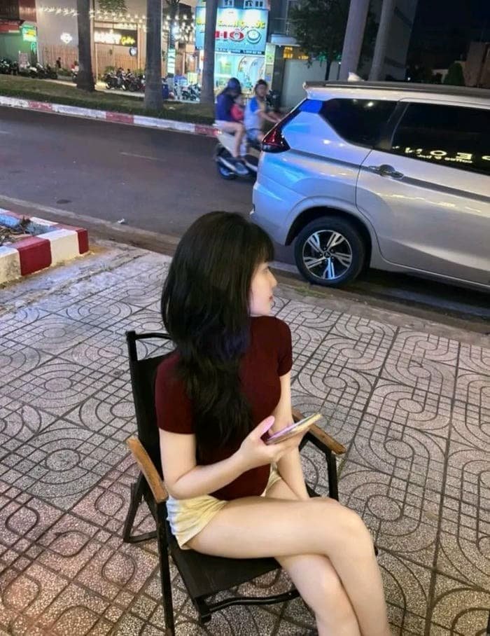 ảnh girl phố áo thun đơn giản