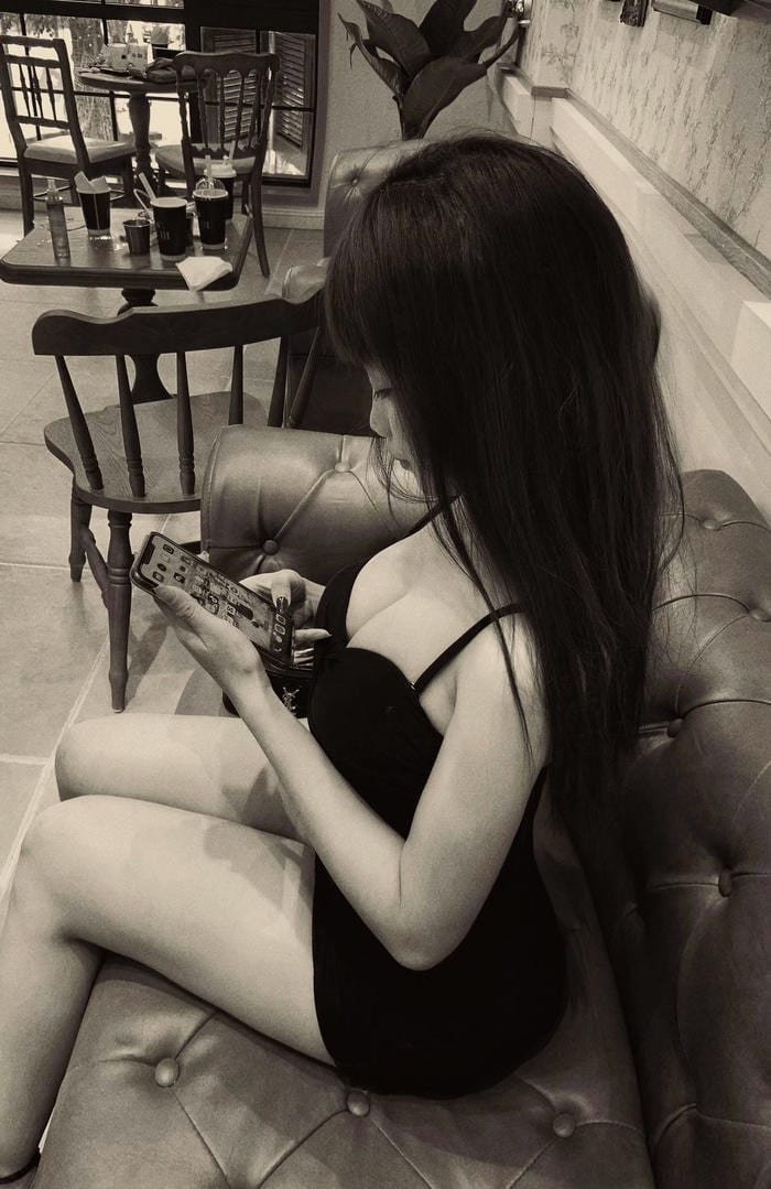 ảnh girl phố bước đi vội vã qua
