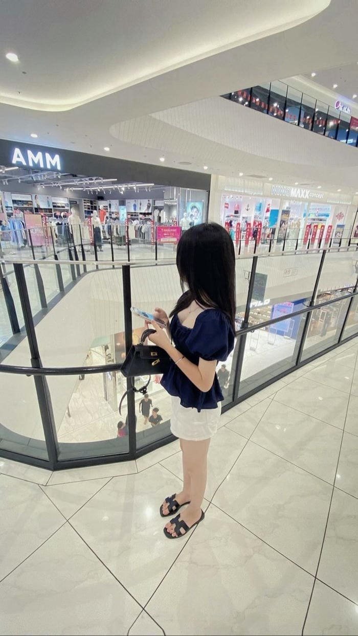 ảnh girl phố lưng thẳng bước tự tin