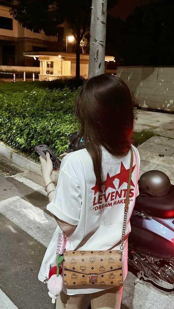 ảnh girl phố phối đồ đơn sắc đẹp