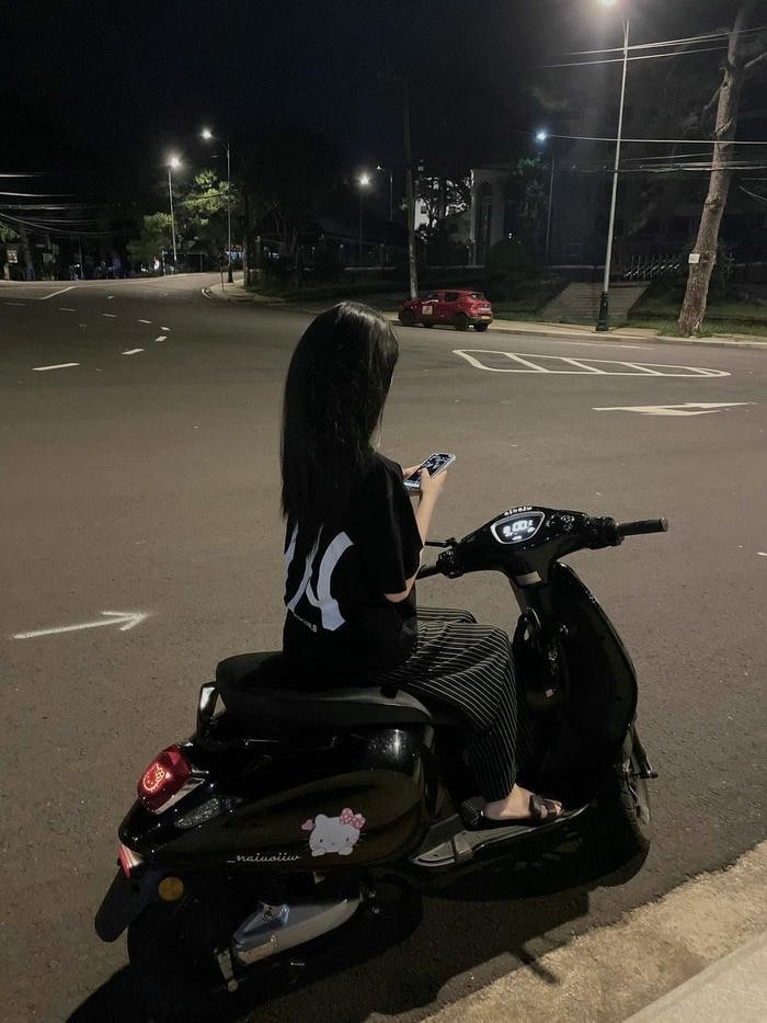 ảnh girl phố tay cầm điện thoại nhỏ