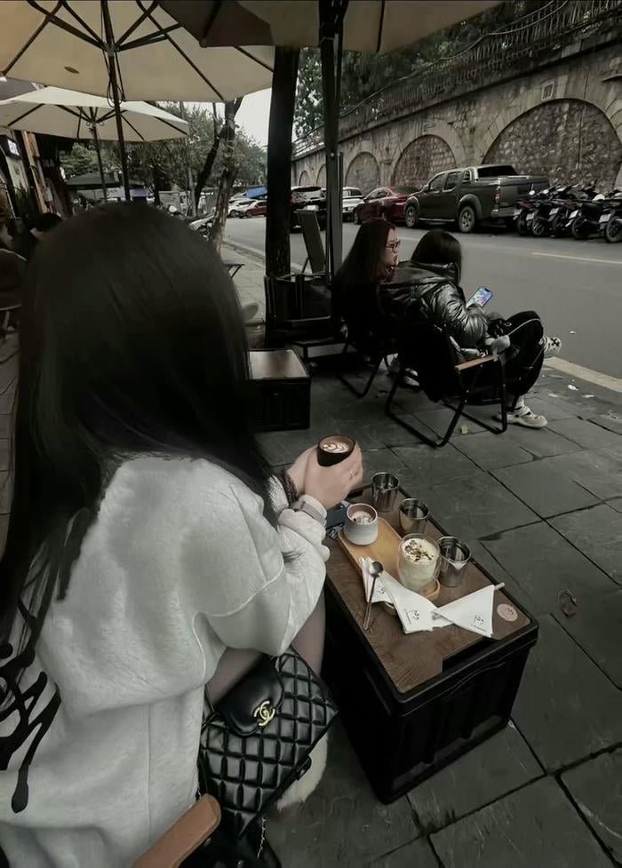 ảnh girl phố tóc dài buông nhẹ vai