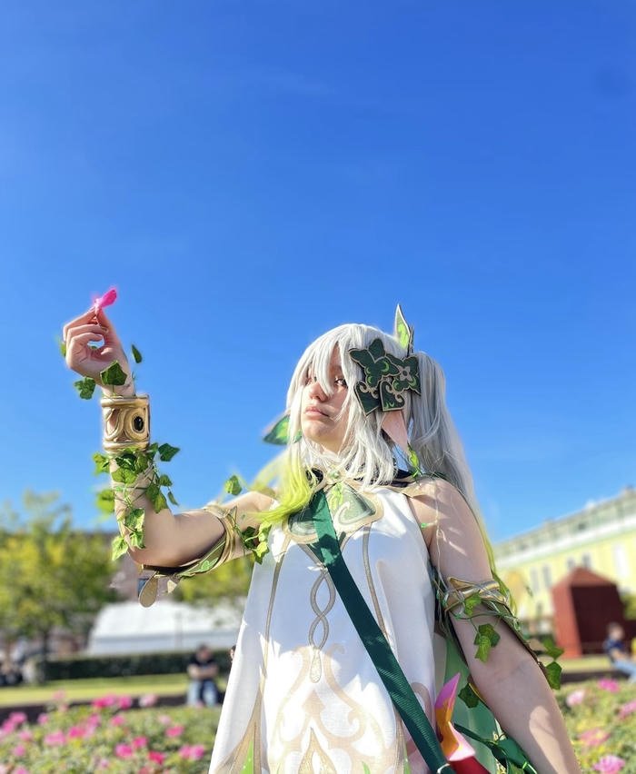 ảnh nahida cosplay tóc trắng đẹp