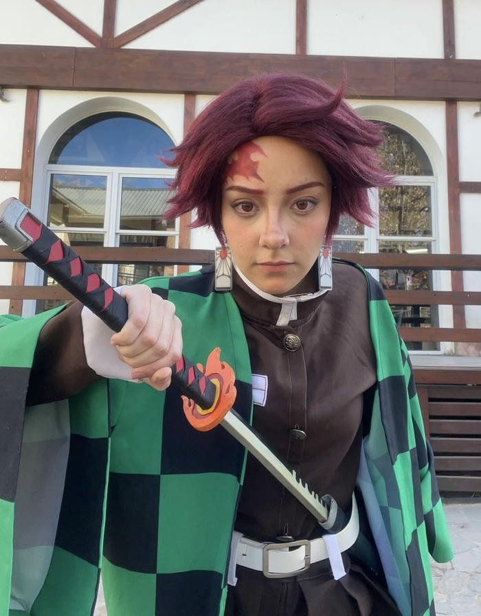 ảnh tanjiro cosplay ánh mắt sáng