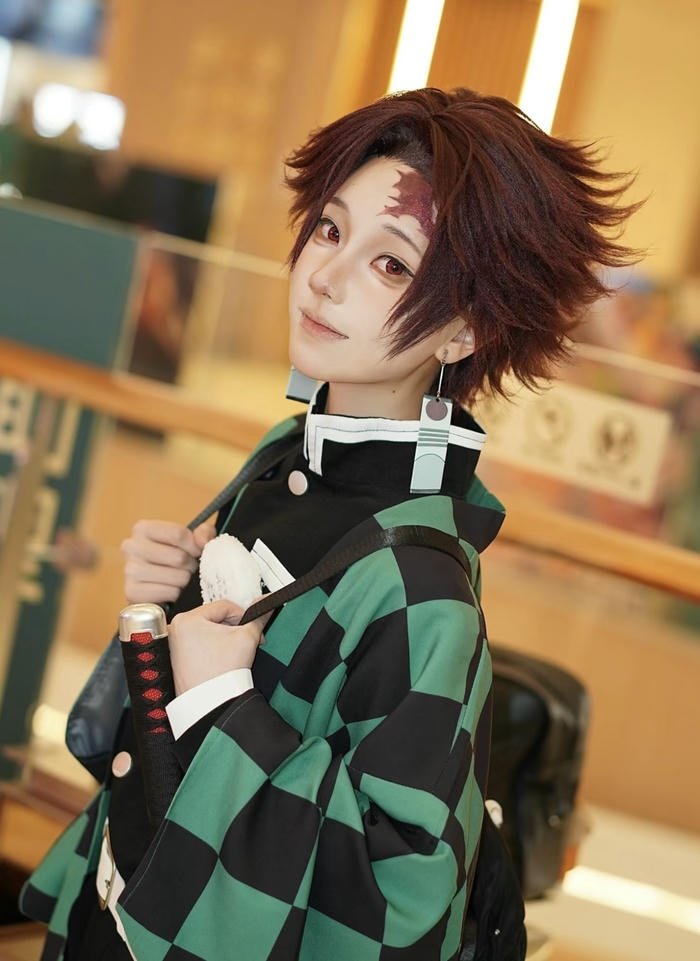 ảnh tanjiro cosplay dáng đứng ngầu