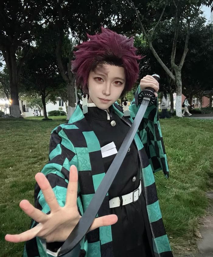 ảnh tanjiro cosplay khuôn mặt sáng