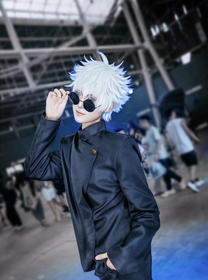 cosplay gojo dáng đứng tự tin