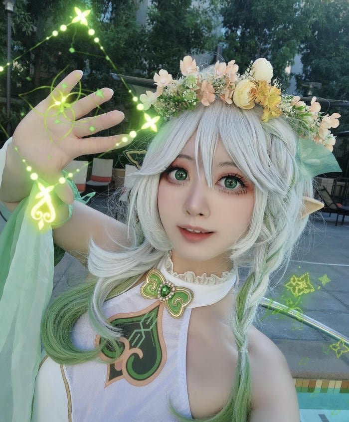 cosplay nahida tạo dáng dễ thương