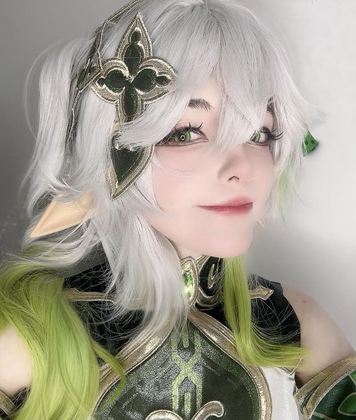 cosplay nahida tóc trắng mắt xanh