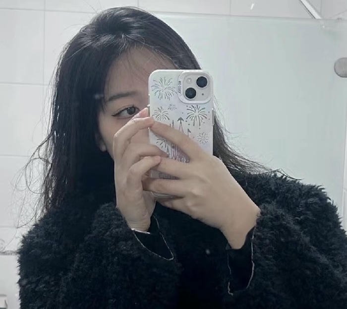 gái chụp trước gương nhìn cực đáng yêu