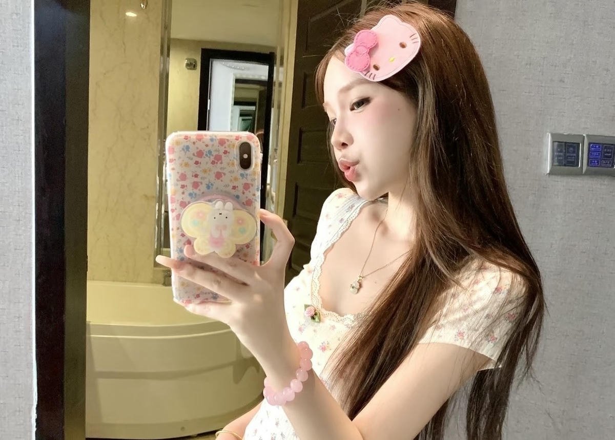 gái xinh chụp trước gương thumbnail