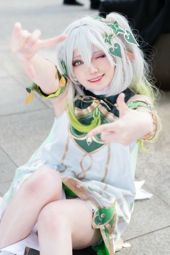 gái xinh cosplay nahida tóc trắng