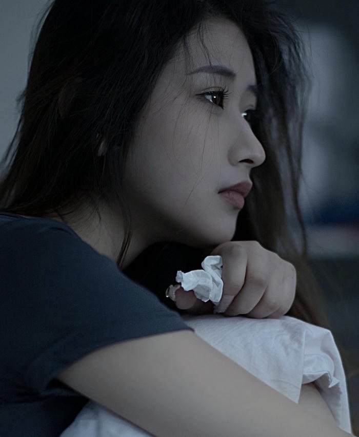 hình ảnh cô gái buồn chênh vênh