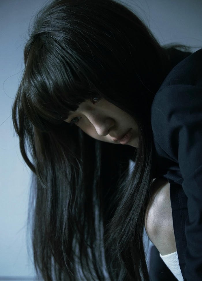 hình ảnh cô gái buồn mơ hồ