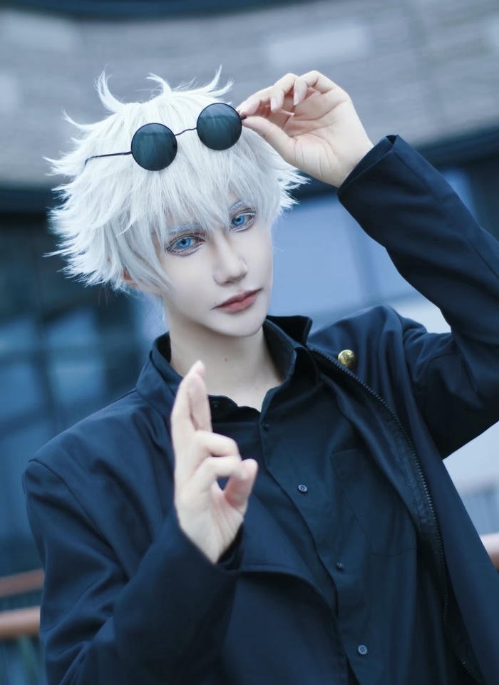 hình ảnh cosplay gojo tóc trắng bồng