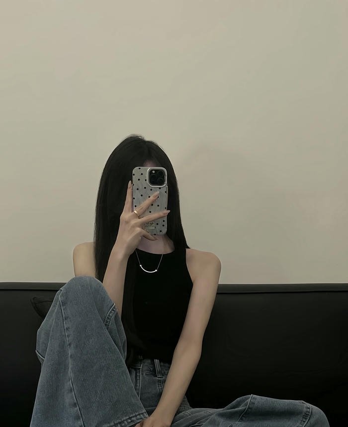 hình ảnh gái cầm điện thoại chụp trước gương tóc ngắn