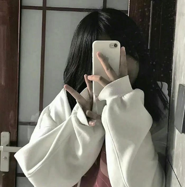 hình ảnh gái chụp trước gương đáng yêu