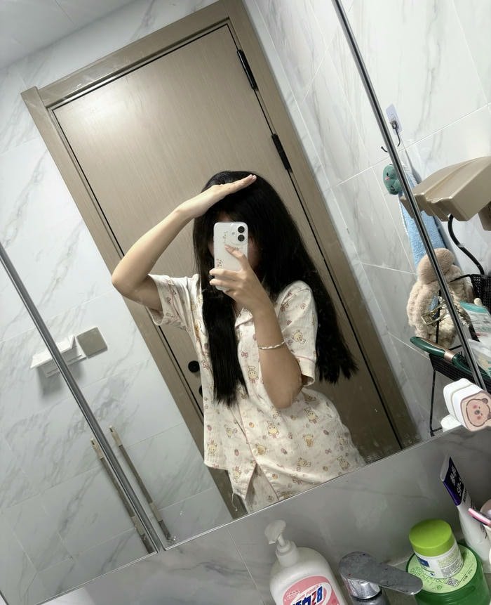 hình ảnh gái chụp trước gương giấu mặt