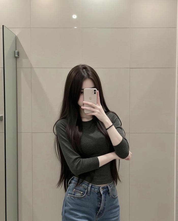 hình ảnh gái chụp trước gương nhà vệ sinh