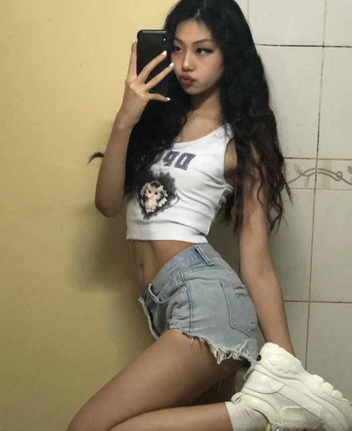 hình ảnh gái mặc quần ngắn bắp chân thon