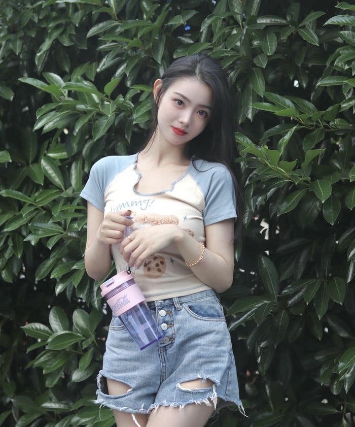 hình ảnh gái mặc quần ngắn vóc dáng chuẩn