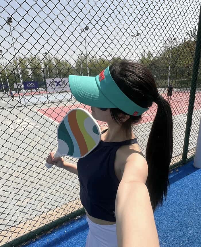 hình ảnh gái xinh chơi pickleball cận cảnh
