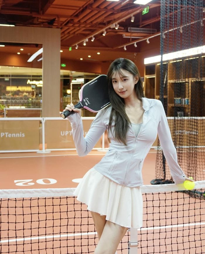 hình ảnh gái xinh chơi pickleball chuyển hướng
