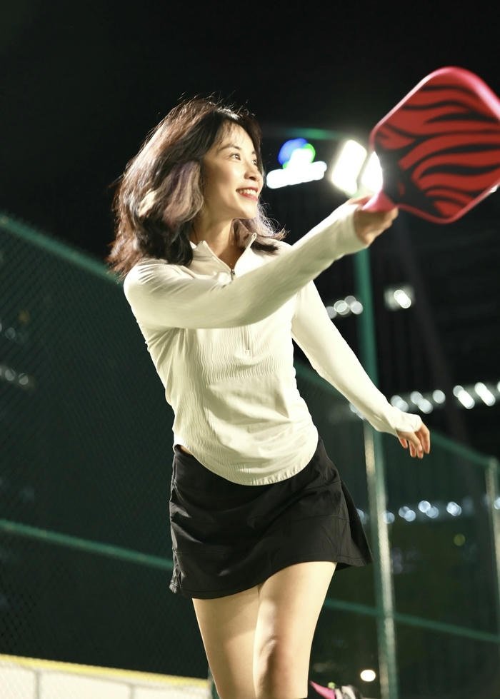 hình ảnh gái xinh chơi pickleball đánh cầu