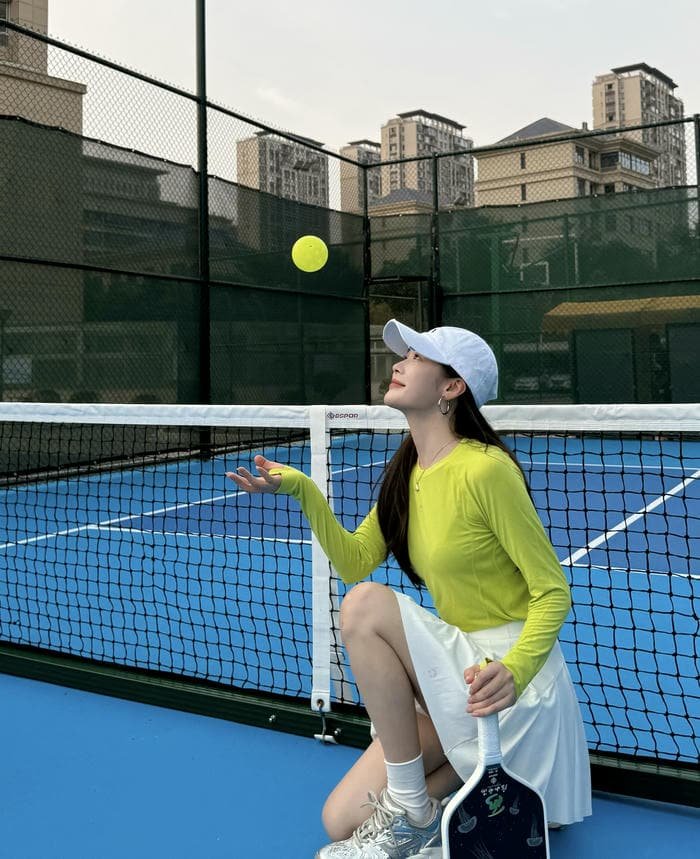 hình ảnh gái xinh chơi pickleball đối kháng