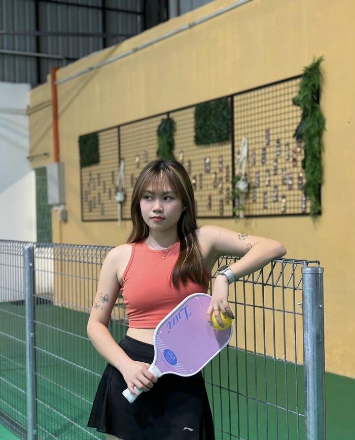 hình ảnh gái xinh chơi pickleball đồng phục