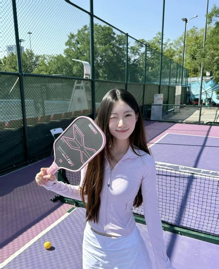 hình ảnh gái xinh chơi pickleball đứng sân