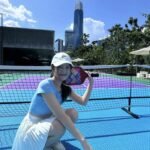 hình ảnh gái xinh chơi pickleball giữa sân