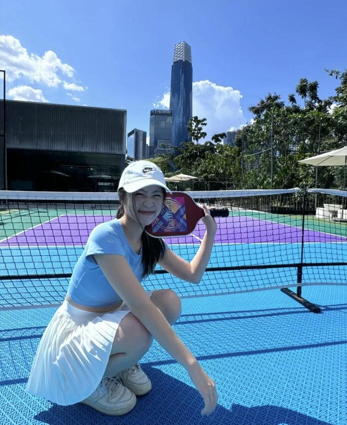 hình ảnh gái xinh chơi pickleball giữa sân