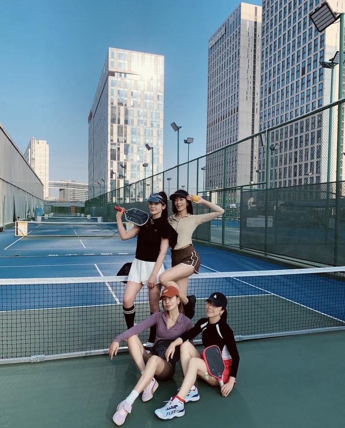 hình ảnh gái xinh chơi pickleball ngoài trời