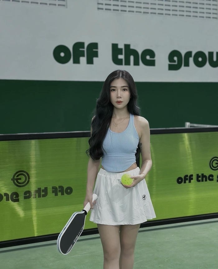 hình ảnh gái xinh chơi pickleball phát bóng