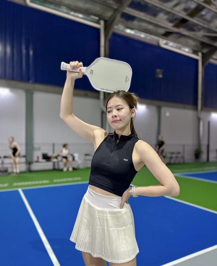 hình ảnh gái xinh chơi pickleball sân bóng