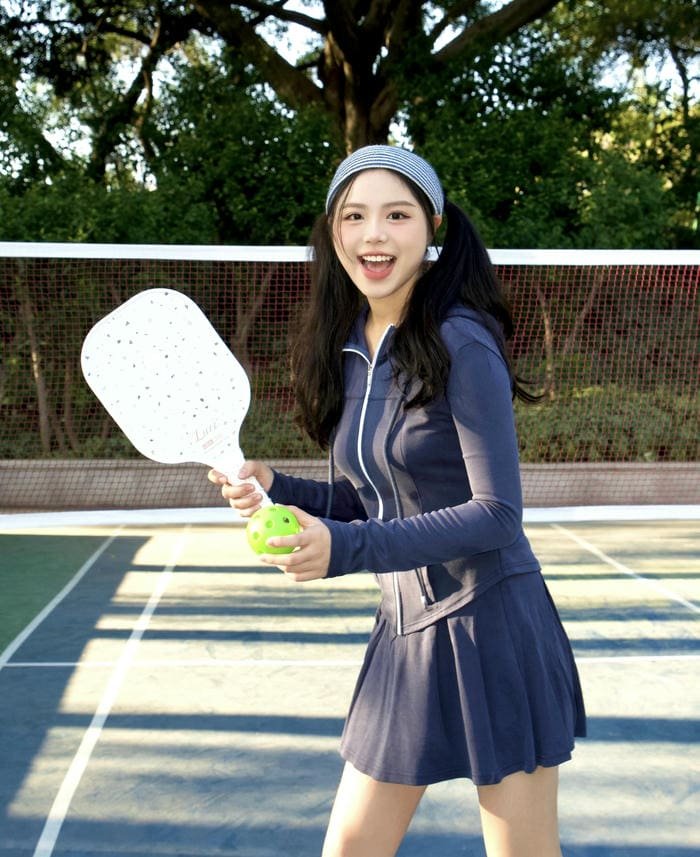 hình ảnh gái xinh chơi pickleball tư thế