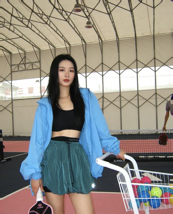hình ảnh gái xinh chơi pickleball vận động