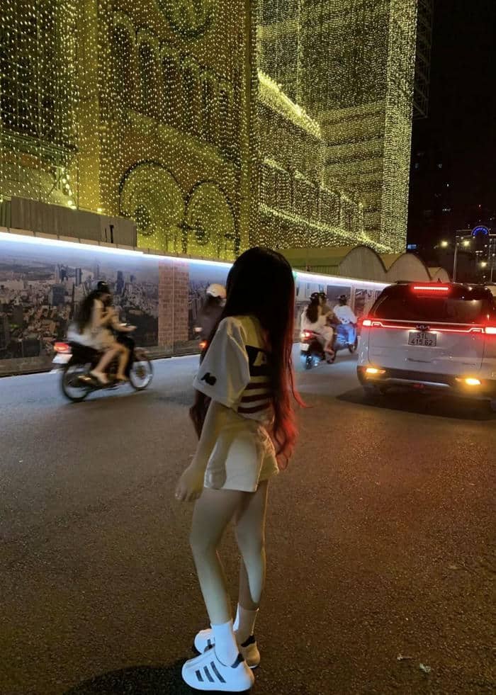 hình ảnh girl phố áo crop gọn gàng