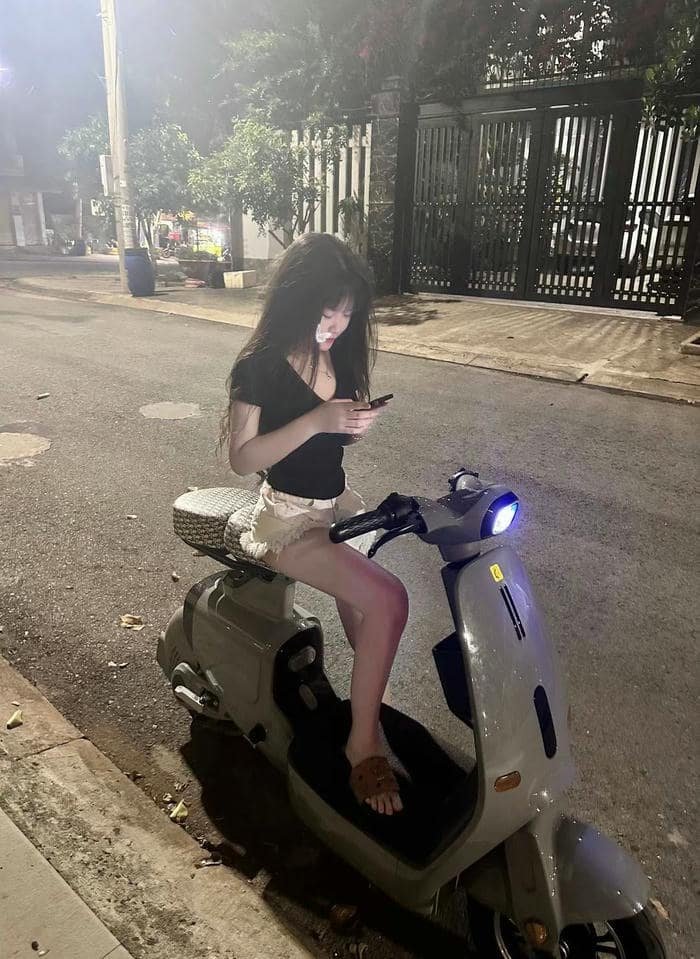 hình ảnh girl phố buổi tối nhộn nhịp