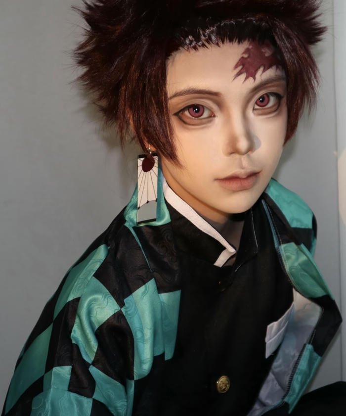 hình ảnh tanjiro cosplay ánh mắt rõ