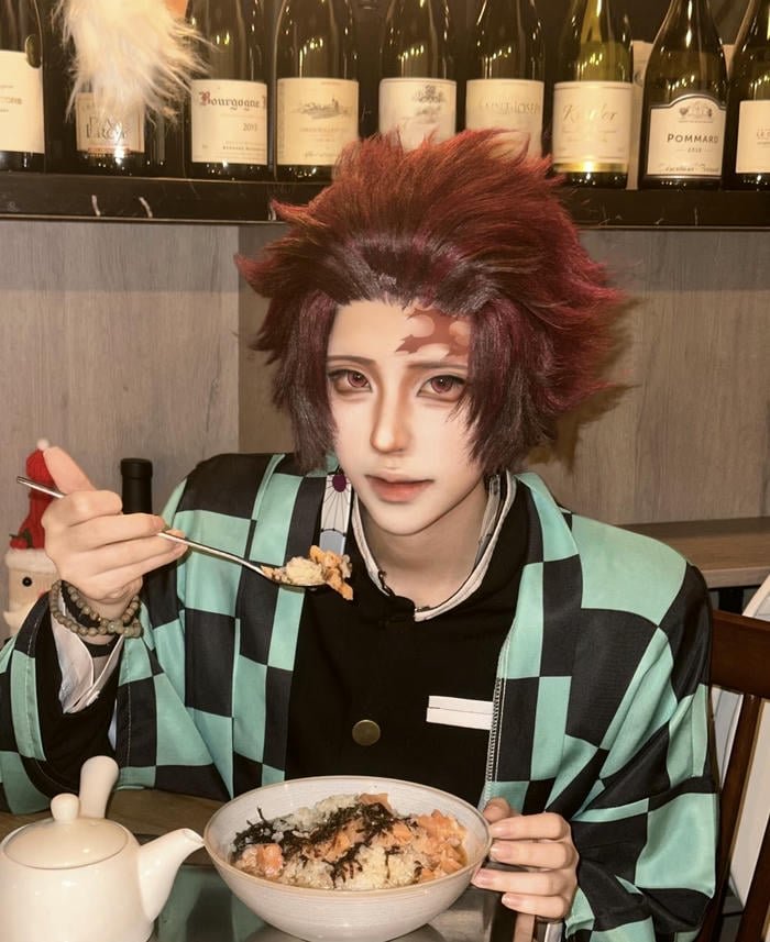 hình ảnh tanjiro cosplay nhìn cuốn hút