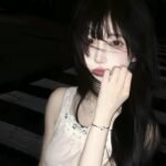hình cô gái buồn lặng yên