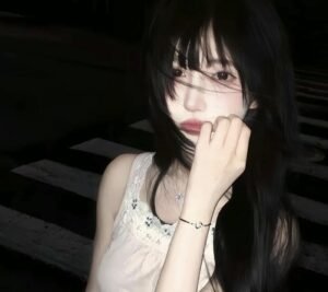 hình cô gái buồn lặng yên