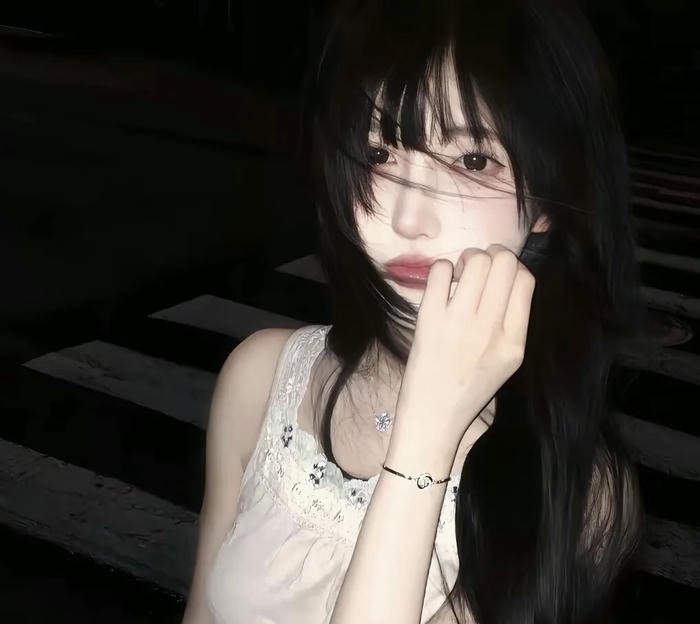 hình cô gái buồn lặng yên