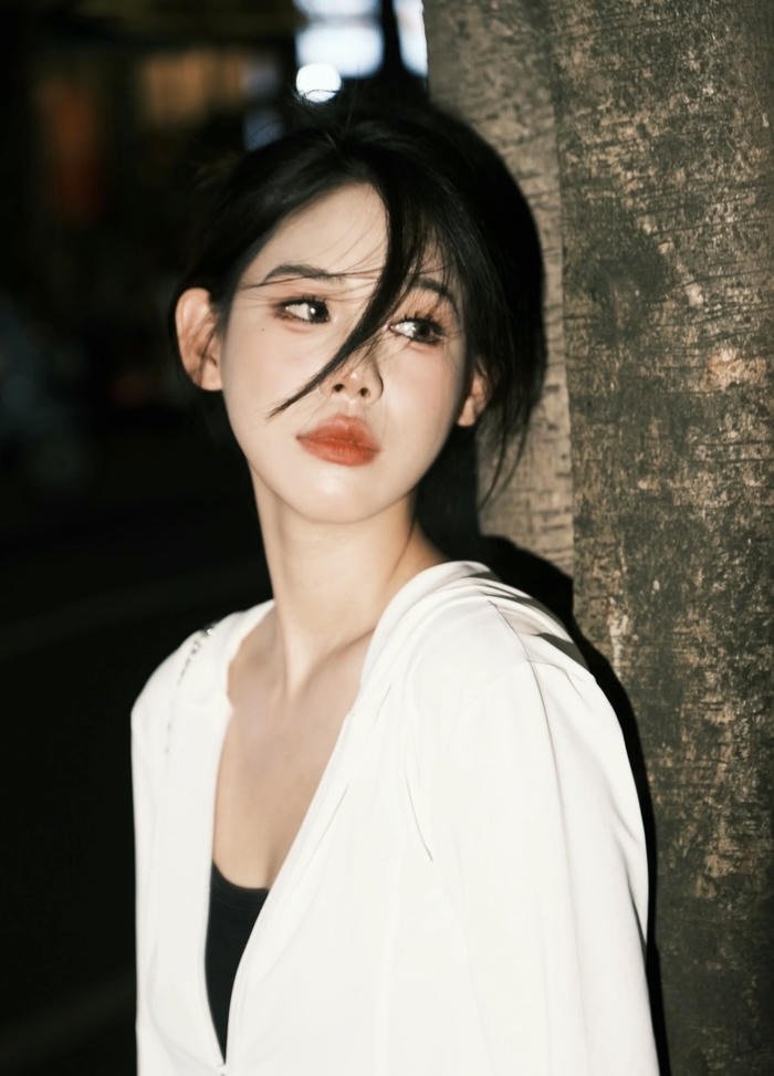 hình cô gái buồn suy tư